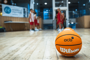 Balón de baloncesto en primer plano en un pabellón deportivo