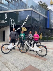 Grupo de personas con bicicletas eléctricas en Andorra la Vella