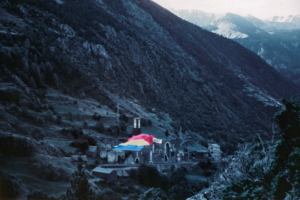 Vista del Santuari Nostra Senyora de Meritxell con la senyera