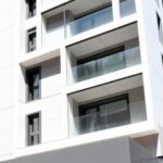 Edificio moderno con balcones en Andorra, relacionado con la crisis de vivienda.