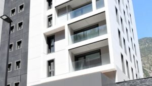 Edificio moderno con balcones en Andorra, relacionado con la crisis de vivienda.