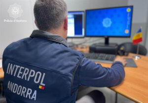 Agente de Interpol Andorra trabajando en su computadora