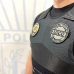 Uniforme de la policía de Andorra con insignias visibles