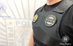 Uniforme de la policía de Andorra con insignias visibles