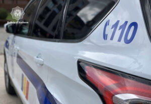 Vehículo de la policía de Andorra con el número de emergencia 110