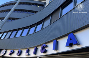 Edificio de la policía en Andorra con letrero visible