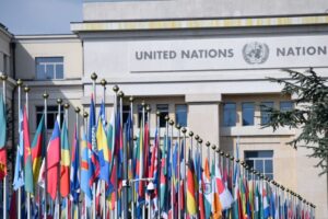 Edificio de las Naciones Unidas con banderas de varios países