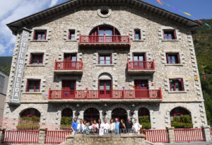Grupo de bailarines en el espectáculo Meritxell, la Patrona, en Andorra.
