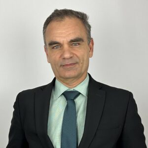 Persona en traje hablando sobre educación financiera y seguridad patrimonial