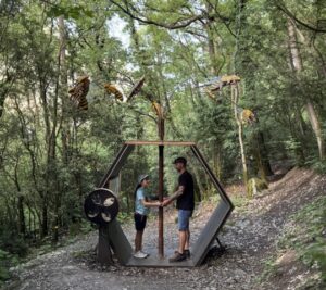 Familia disfrutando de una actividad en el bosque durante la excursión