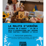 Mujer ucraniana interactuando con una maleta llena de objetos culturales