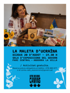 Mujer ucraniana interactuando con una maleta llena de objetos culturales