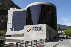 Edificio de FEDA con su logo en un día soleado