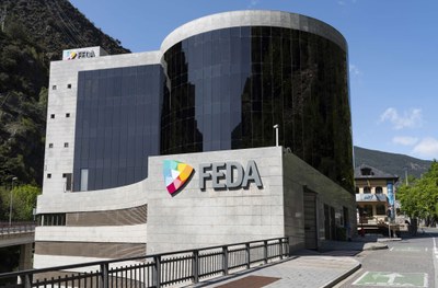 Edificio de FEDA con su logo en un día soleado