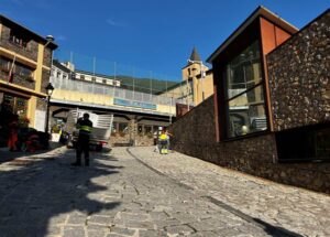 Trabajadores realizando obras de renovación en el casco antiguo de la Massana