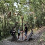 Familia disfrutando de una excursión en la naturaleza en Andorra