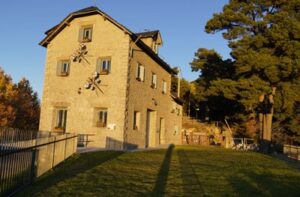Edificio del MW Museu de l’Electricitat en Andorra durante el atardecer