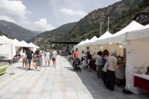 Visitantes disfrutando del Mercat Artesanal de Ordino con la instalación Pirene