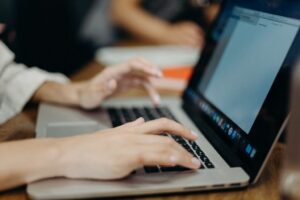 Persona usando un ordenador portátil para trabajar en un entorno digital moderno