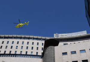 Helicóptero amarillo sobre el Hospital Nostra Senyora de Meritxell