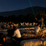 Grupo de personas observando estrellas en Les Pardines durante la noche
