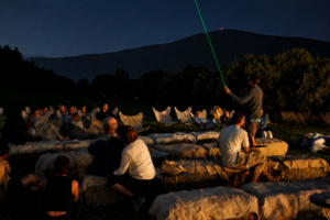 Grupo de personas observando estrellas en Les Pardines durante la noche