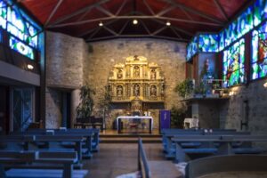 Interior de la Església de Santa Eulàlia d'Encamp con vitrales coloridos