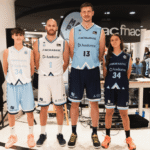 Jugadores del MoraBanc Andorra presentan nuevas equipaciones en Pyrénées.