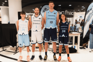 Jugadores del MoraBanc Andorra presentan nuevas equipaciones en Pyrénées.