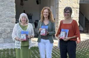 Tres mujeres sosteniendo el libro Andorra i l'habitatge en Engolasters