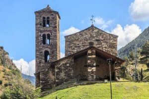 Iglesia de Sant Joan de Caselles en Andorra con su campanario