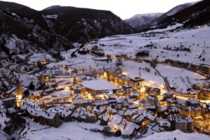 Vista panorámica de un pueblo nevado en Andorra durante la noche.