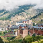 Vista panorámica de Soldeu en Andorra con montañas y edificios
