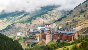Vista panorámica de Soldeu en Andorra con montañas y edificios