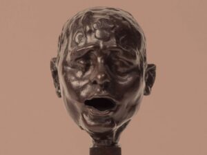 Escultura moderna de un rostro expresivo en la exposición