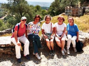 Grupo de mujeres disfrutando de su visita a Pallerols en un entorno natural