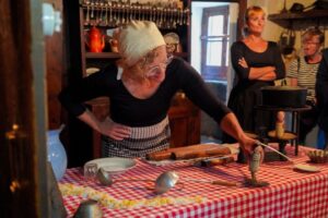 Mujer demostrando actividades en el Museu Etnogràfic Casa Cristo