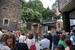 Grupo de personas en una visita teatralizada en Sant Julià de Lòria