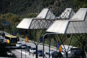 Vista de la frontera entre Andorra y España con vehículos en movimiento