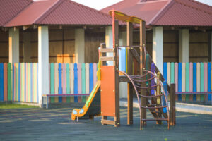 Parque infantil con tobogán y estructura de juego colorida
