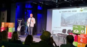 Ponente discutiendo sobre el cambio climático en las JECS 2023