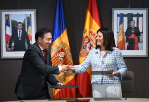 Ministros de Andorra y España estrechando manos tras firmar acuerdos