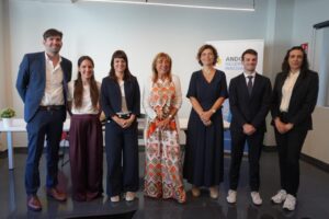 Presentación de investigadores en un evento de Andorra sobre ciencia y genómica