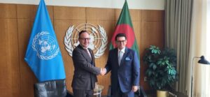 Xavier Espot estrechando manos en la ONU con un representante diplomático