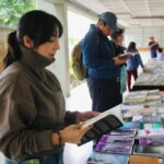 Mujer revisando libros en la Setmana del Llibre en Català en Andorra