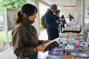 Mujer revisando libros en la Setmana del Llibre en Català en Andorra