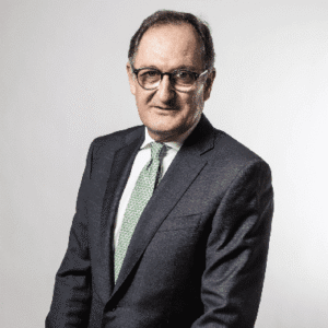 Retrato de un profesional en un entorno formal
