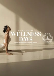 Mujer haciendo yoga en un ambiente luminoso y relajante.