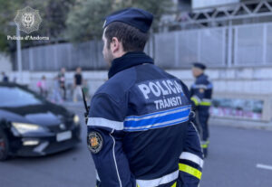 Agente de policía supervisando el tráfico cerca de una escuela en Andorra