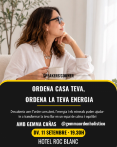 Mujer reflexionando con una taza en mano en un ambiente acogedor